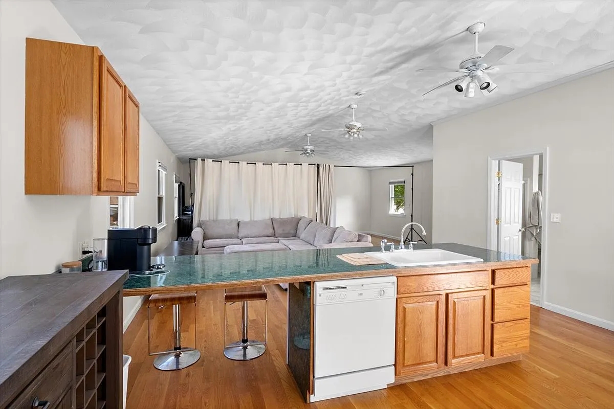 Studio, 840 sqft, $2,300 — Photo 2