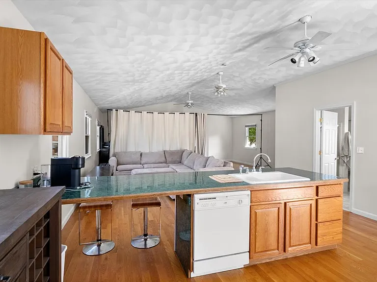 146 Dana Ave #R — Photo 2