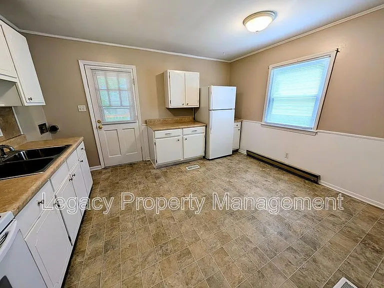 2202 Maywood St — Photo 9