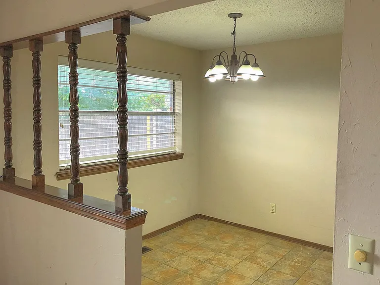 720 Robin Hill Rd — Photo 7