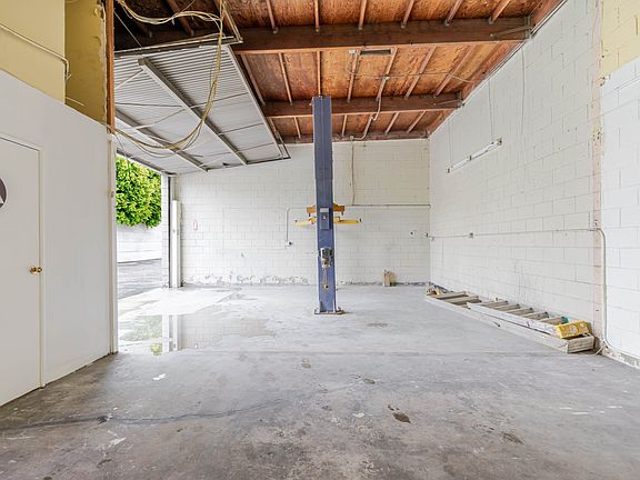 4th image of 7820 Lankershim Blvd