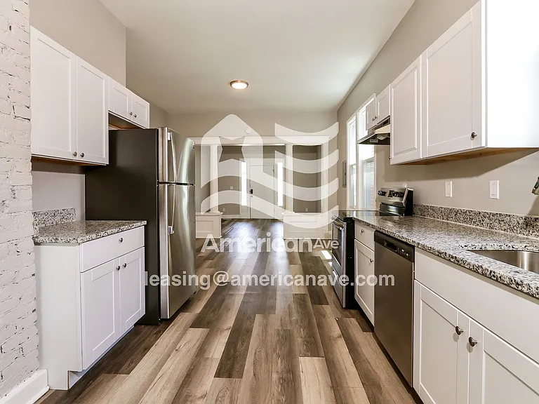 1084371_007_kitchen_7.jpg