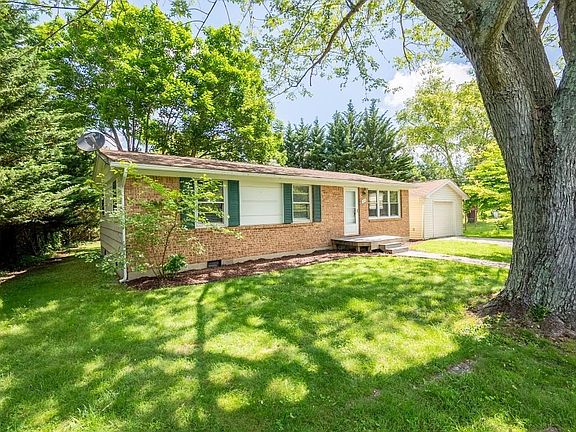 2nd image of 305 Circle Dr SE