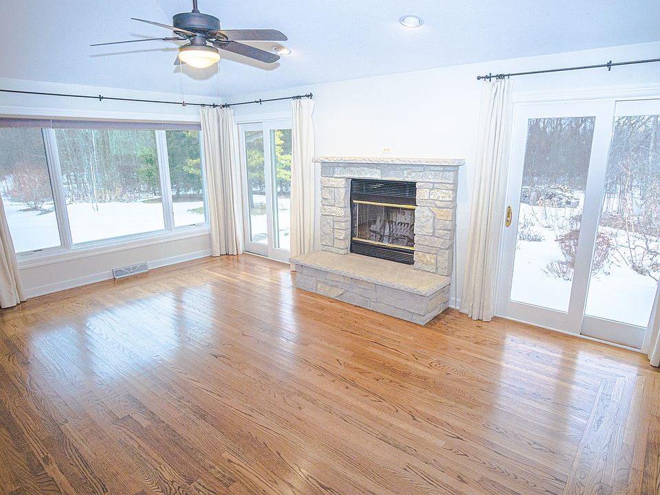 Living Room W/fireplace