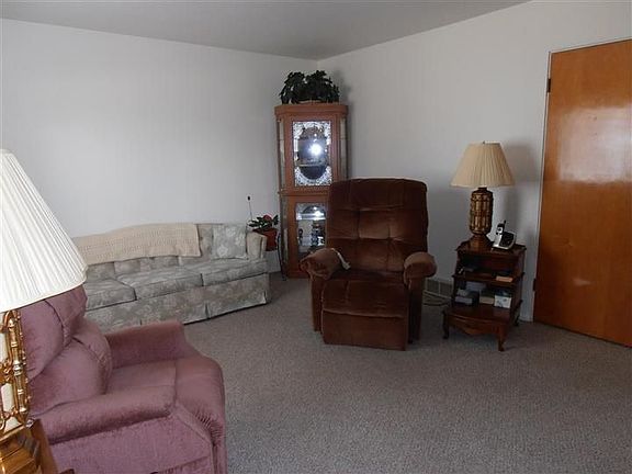 3rd image of 1852 Crestwood Blvd