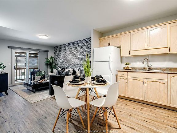 2nd image of 23 Erie Glen Cres