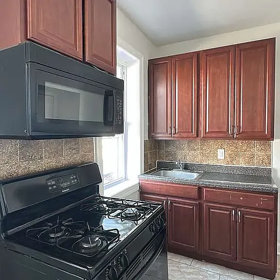 163 Bergen Ave #4B — Photo 2