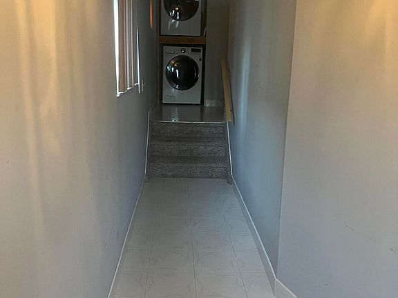 3rd image of 3275 Victory Blvd APT 1
