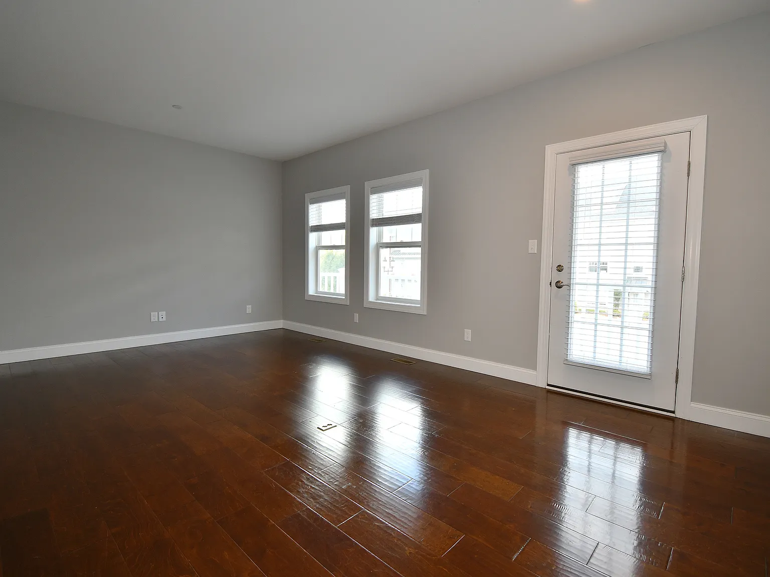 3 bed, 2349 sqft, $3,900 — Photo 3