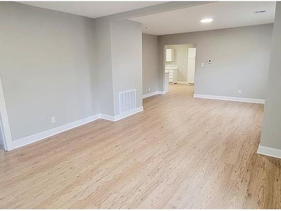 3rd image of 615 N Oak St