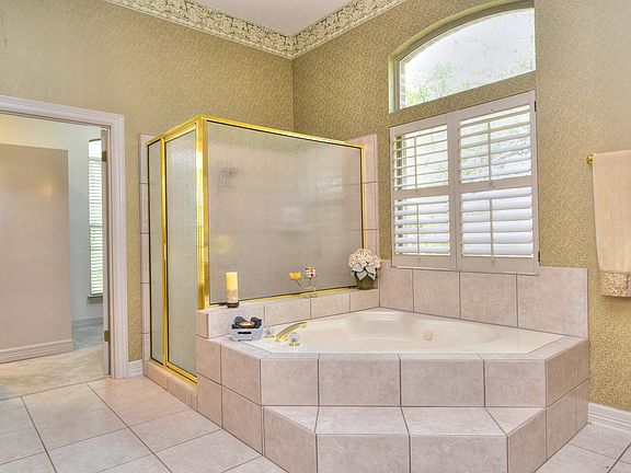 Master Shower & Jetted Tub