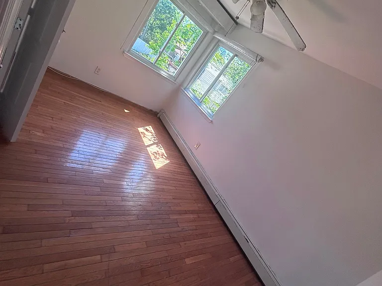 386 Erlanger Blvd — Photo 4