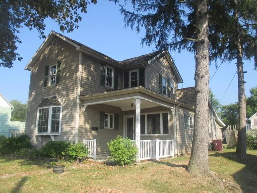 820 W Elm St photo 1