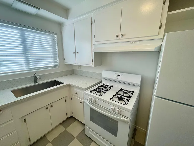 1029 N Hayworth Ave #2 — Photo 9