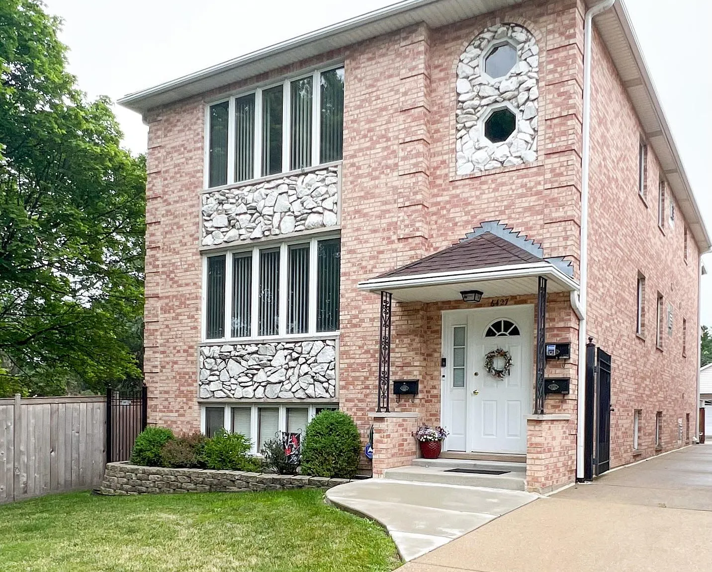 3 bed, $2,300 — Photo 1