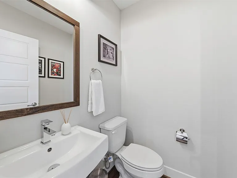 1116 W 15th 1/2 St #C — Photo 20