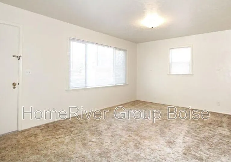 2201 W Dorian St — Photo 5