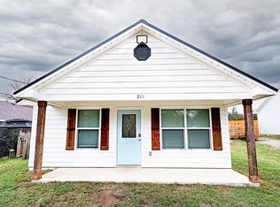 214 E Clay St, Bowie, TX 76230