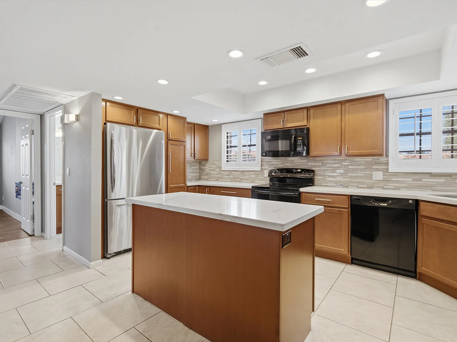 7800 E Lincoln Dr — Photo 2