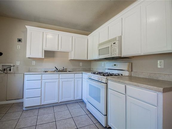 2nd image of 625 Park Ln