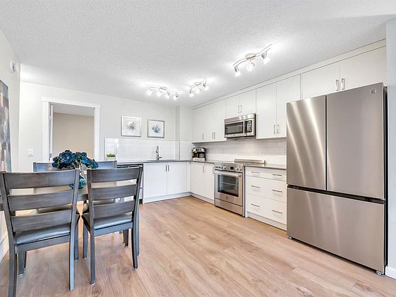 3rd image of 314 E Cranbrook Sq SE
