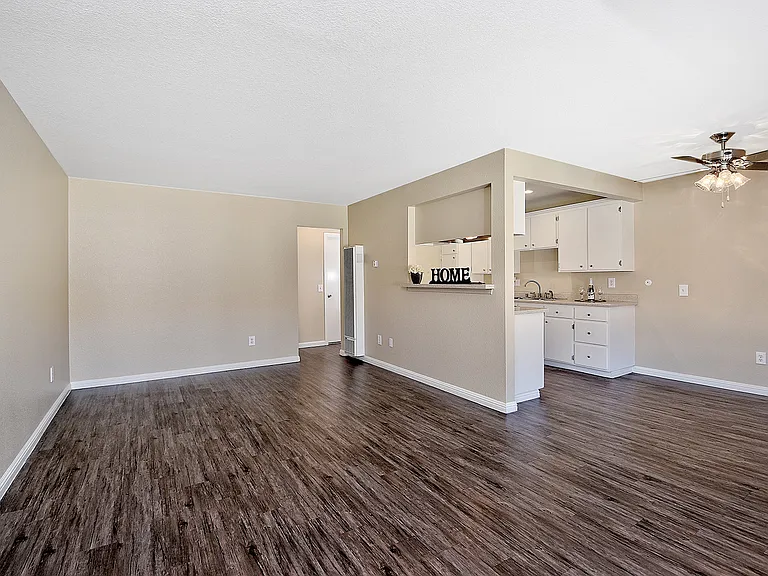 321 E Lincoln Ave — Photo 2