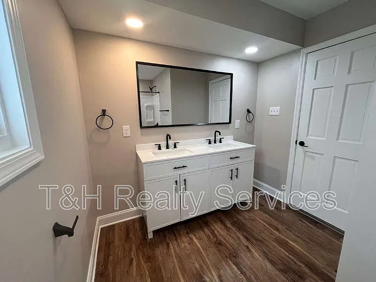 708 N Independence St — Photo 27
