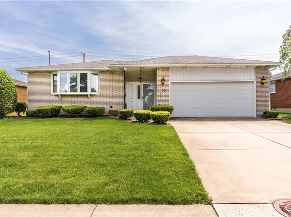 73 Cresthaven Dr, West Seneca, NY 14224