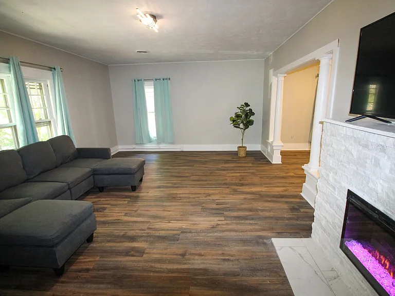 613 E State St — Photo 25