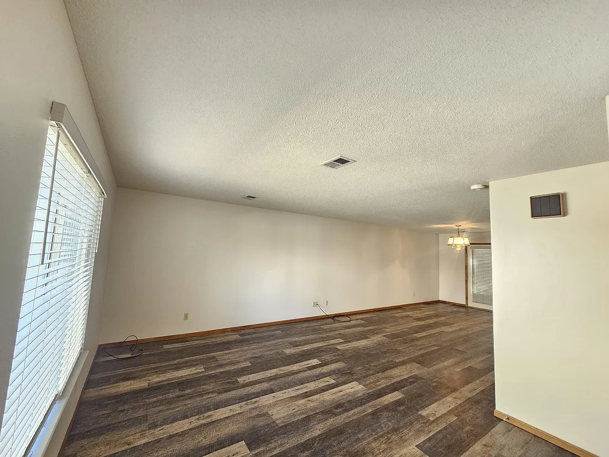 Building Photo - 4323 W 9th Street Rd #19
