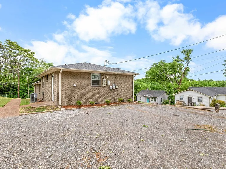 895 W Sharpe Ave #A — Photo 4