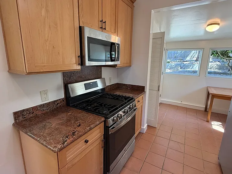 875 Huron Ave — Photo 15