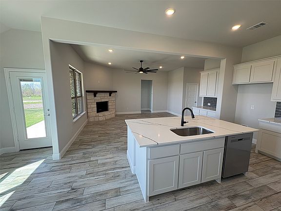 2nd image of 822 Sanders Rd