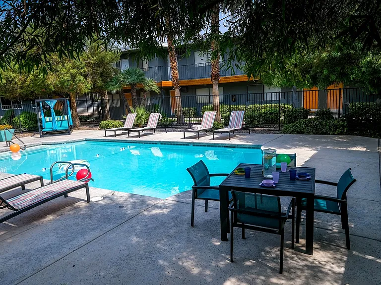 Fifteen 50 Apartments - Pool
