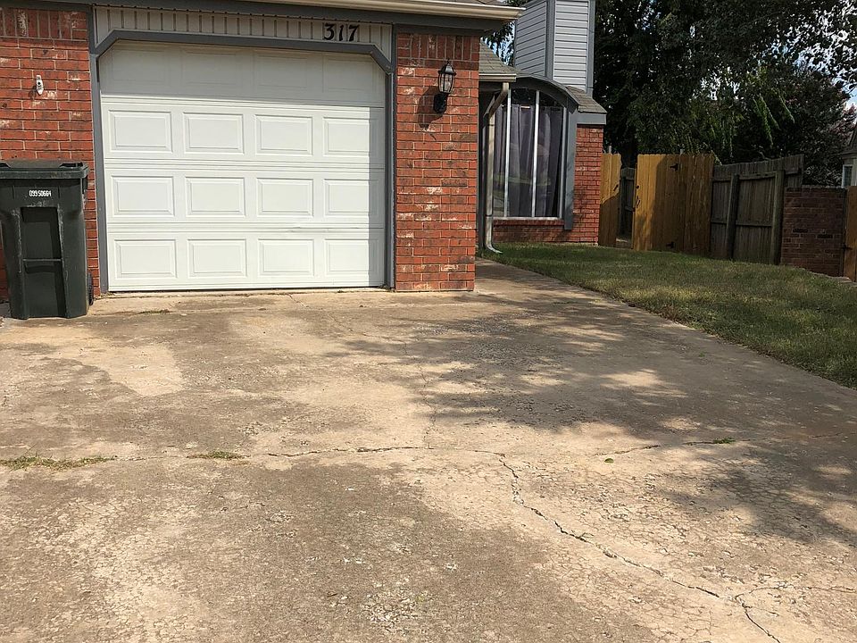 Big driveway with one car garage.