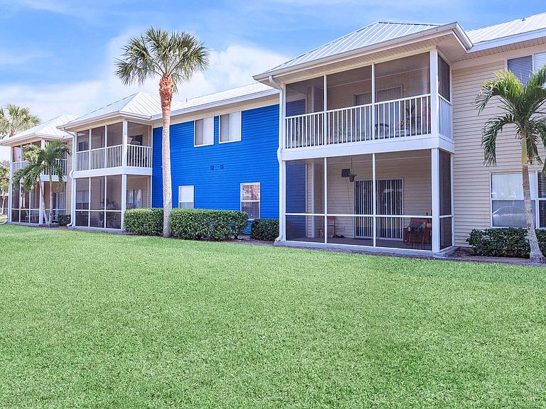 10x Living At Naples