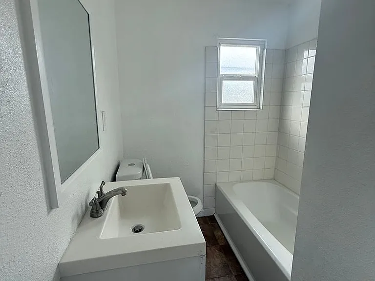 2976 Wright St — Photo 4