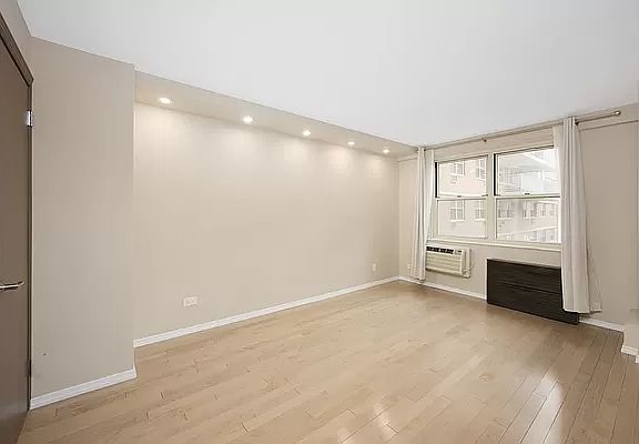 4th image of 2928 W 5th St #B4