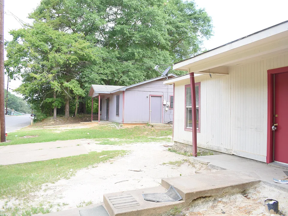 2005 Railroad St