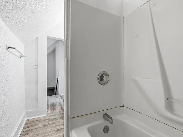 1010 W 2nd St #3 — Photo 13