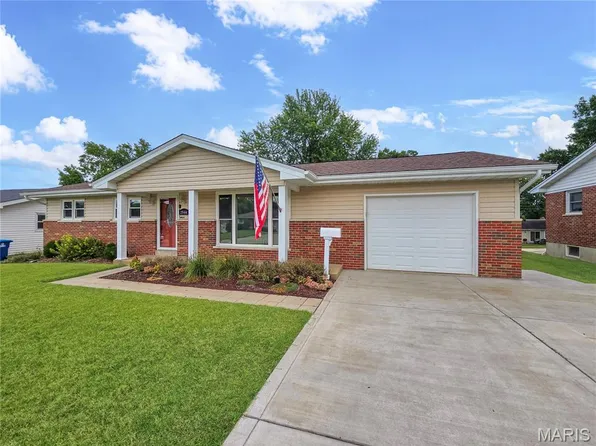 2944 Elmcrest Dr, Saint Charles, MO 63301
