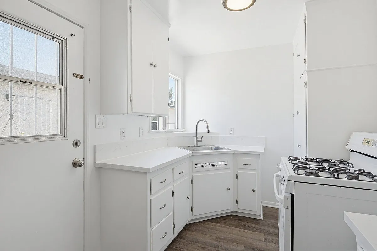 Building Photo - 4264 W Broadway #C