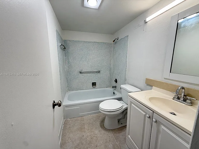 210 Canterbury Dr #1-J — Photo 5