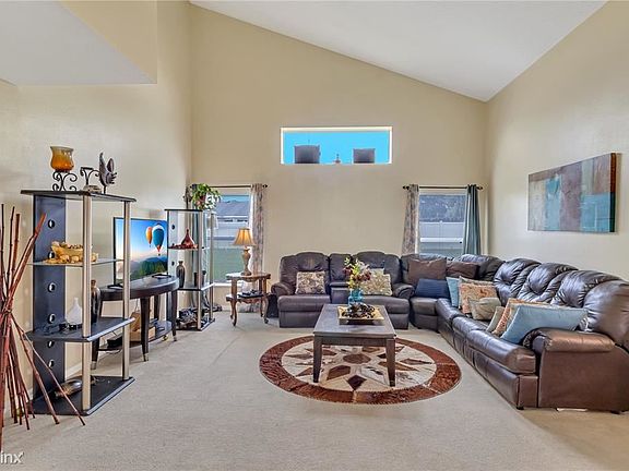 5th image of 4624R Sandhurst St