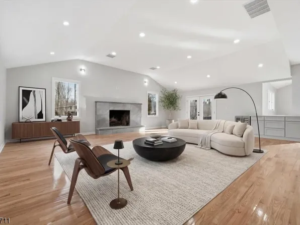 17 Richter St, Randolph, NJ 07869