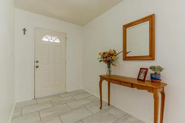 3 bed, 2.0 bath, 1900 sqft, $2,295 — Photo 3