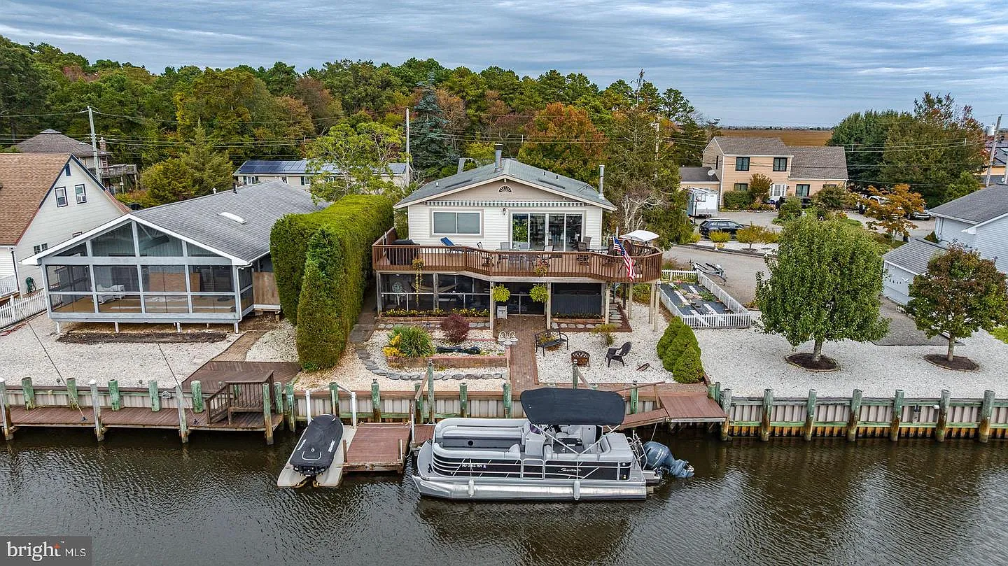 68 Edgewater Dr photo 1