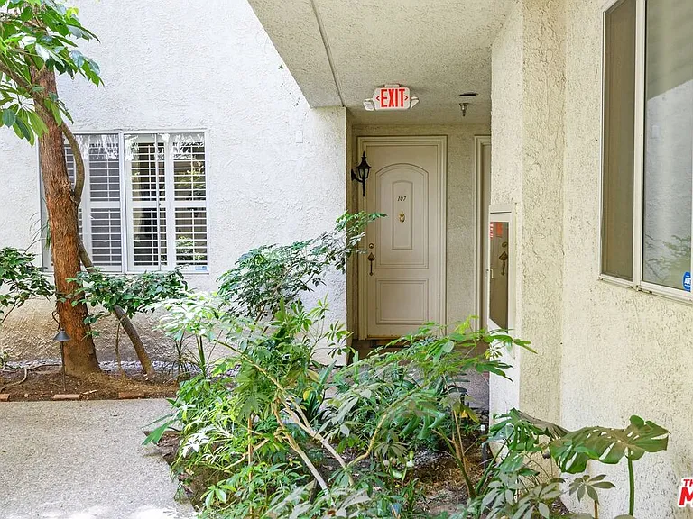 1375 Kelton Ave #107 — Photo 12