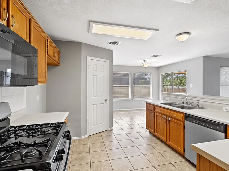 1514 Royce Ln — Photo 9