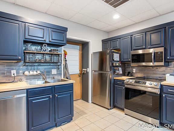 3rd image of 17 W 10th St Suite 10